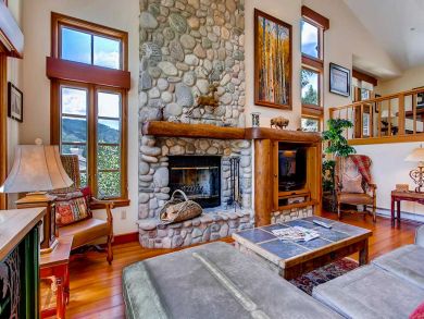 Walk to LIft Ski Condo with Four Bedrooms & Sleeps 8 Guest